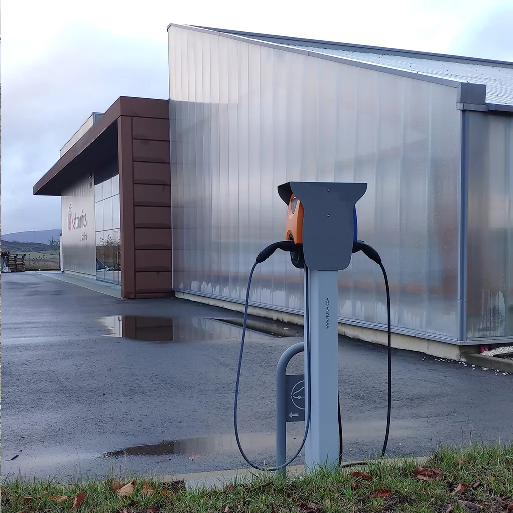 Instaladores de puntos de recarga para coches eléctricos en aparcamientos de empresas​ Álava y Mondragón